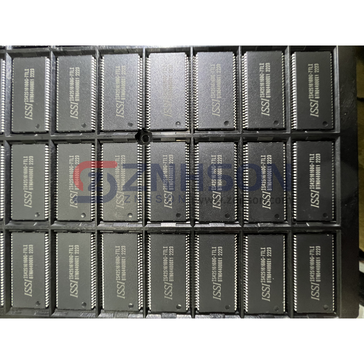 IS42S16160G-7TLI