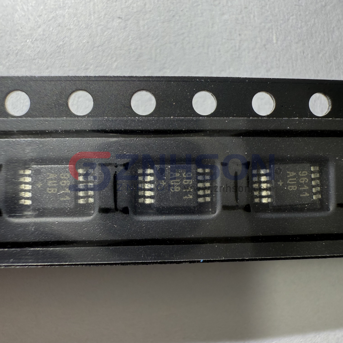 MAX9611AUB+T